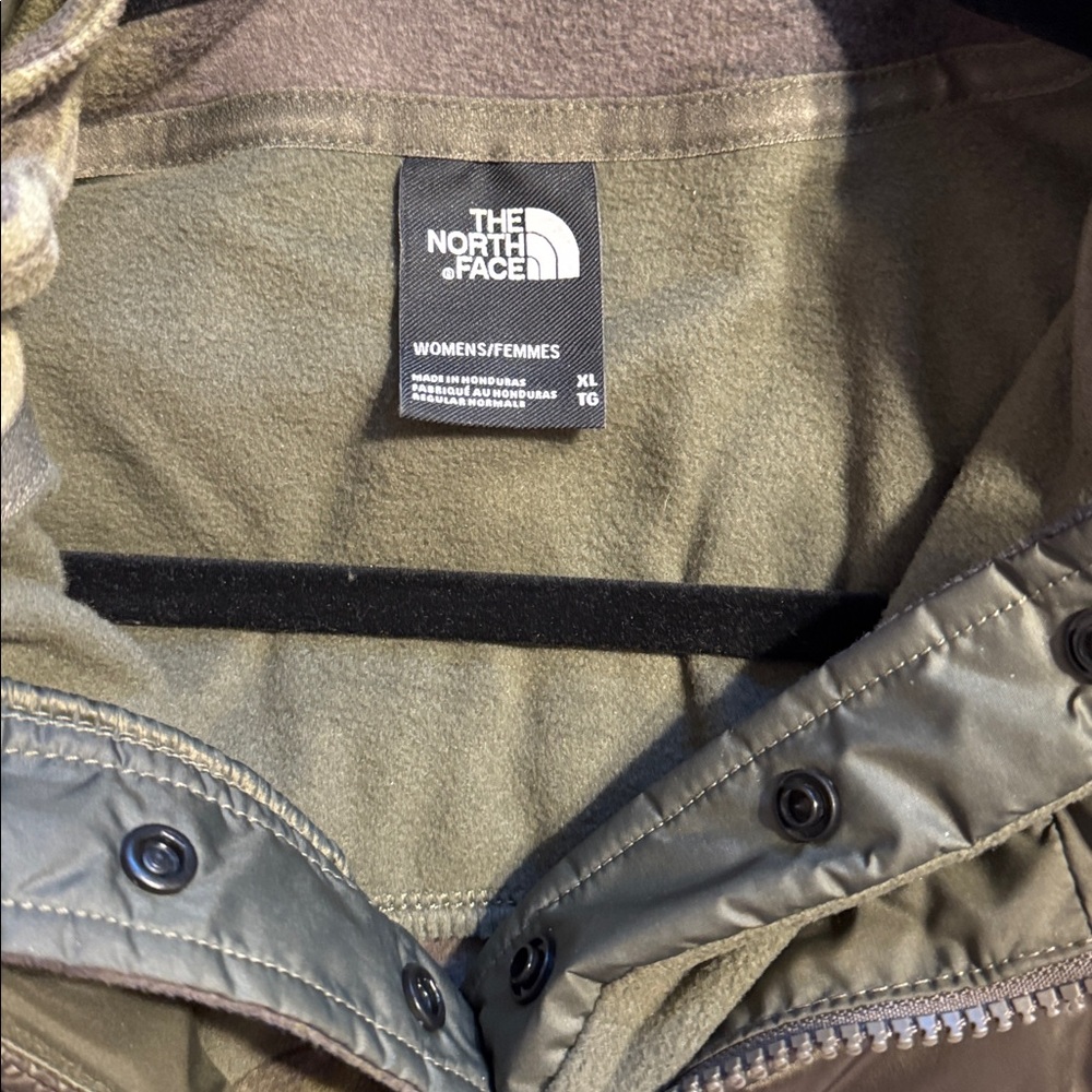The North Face Green and Black Puffer Jacket and longe sleeve top - Picture 7 of 7